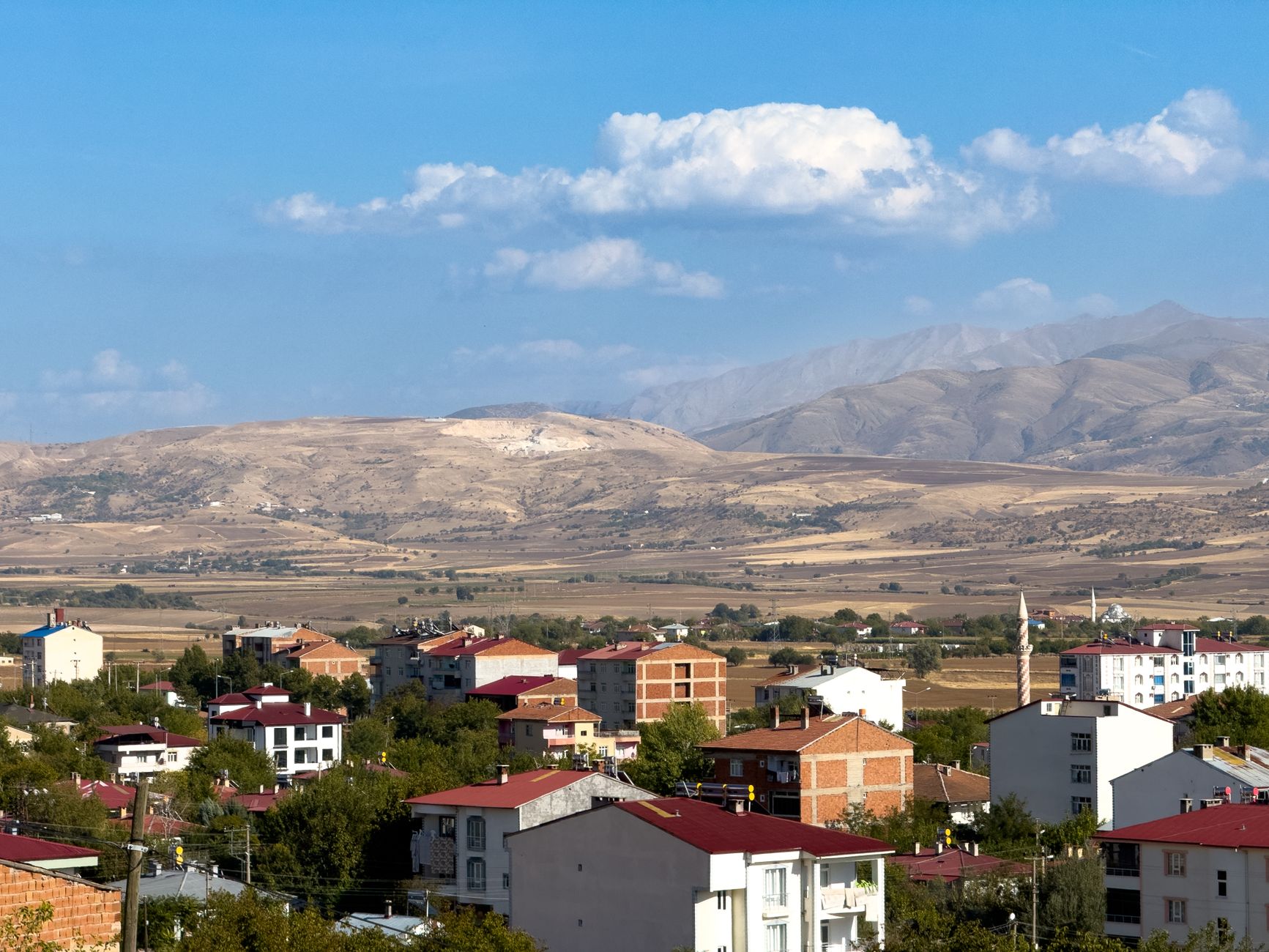 A picturesque view of Kovancılar, Elazığ with red-roofed houses and mountain landscape. — Guide to choose the first vape kit